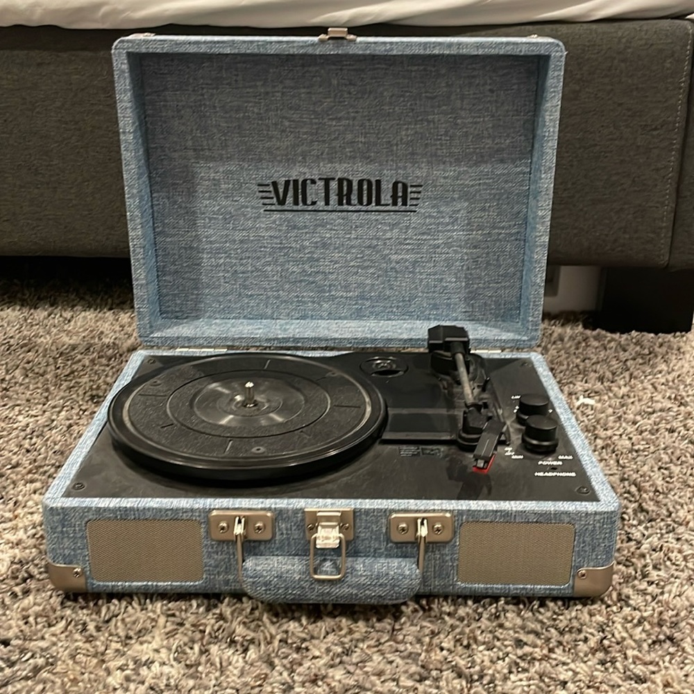 VICTROLA RECORD PLAYER